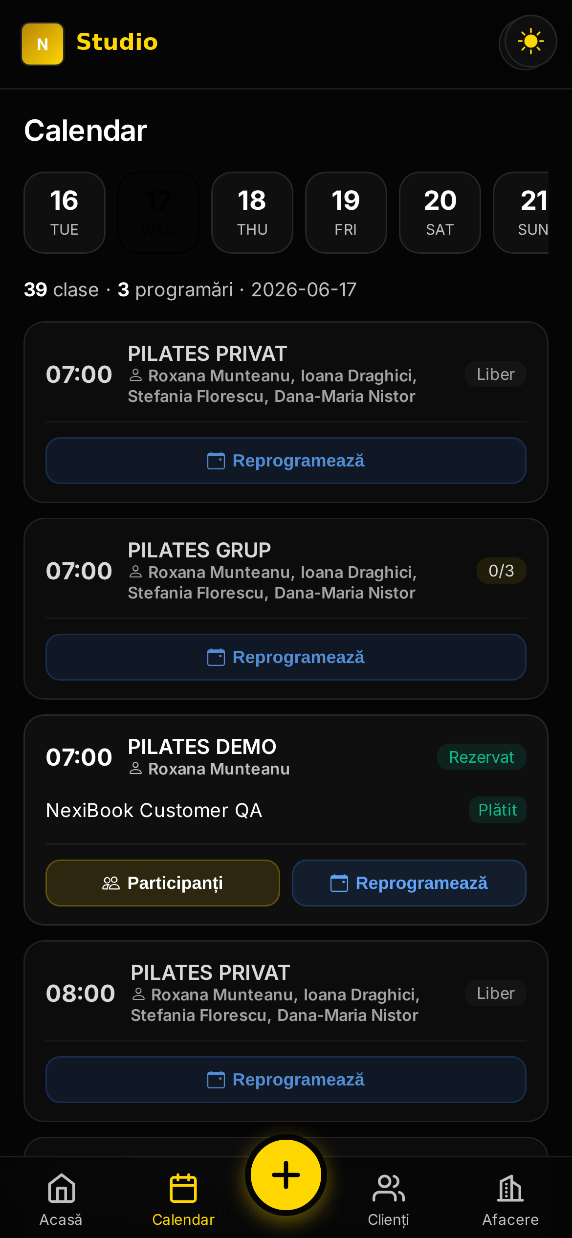 Calendarul studioului în aplicația NexiBook — clase, participanți și statusuri de plată